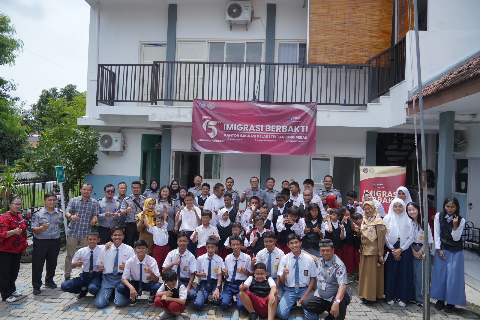 Berbakti untuk Negeri, Kantor Imigrasi Tanjung Perak Bagikan Makanan Bergizi Gratis di SLB Bakti Asih