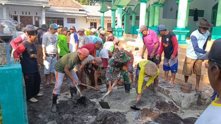 Bersatu Membangun Iman, Babinsa dan Warga Karanganom Gotong Royong Pengecoran Masjid