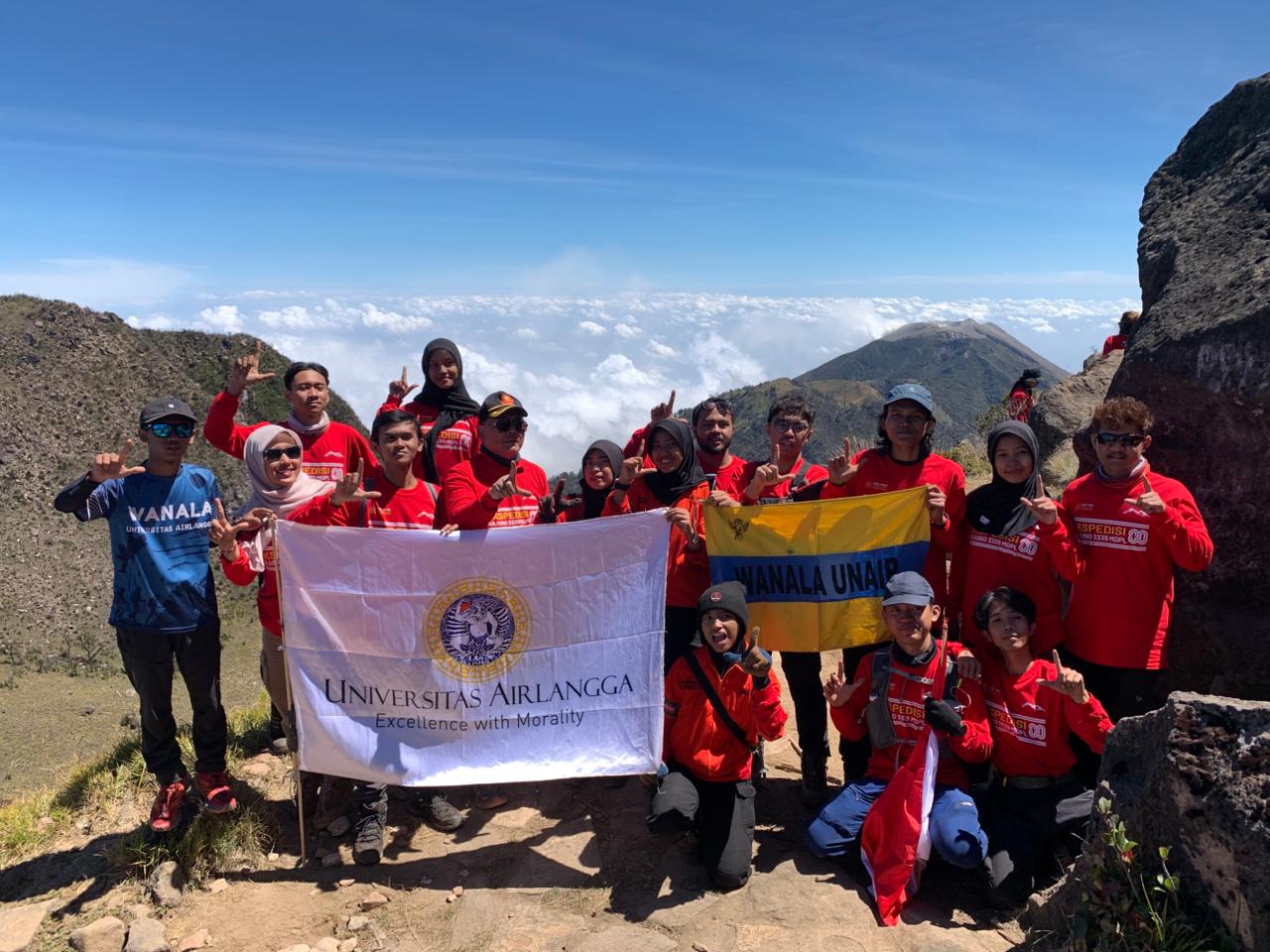 Wanala Unair Sukses Kibarkan Bendera Merah Putih di Puncak Gunung Arjuno