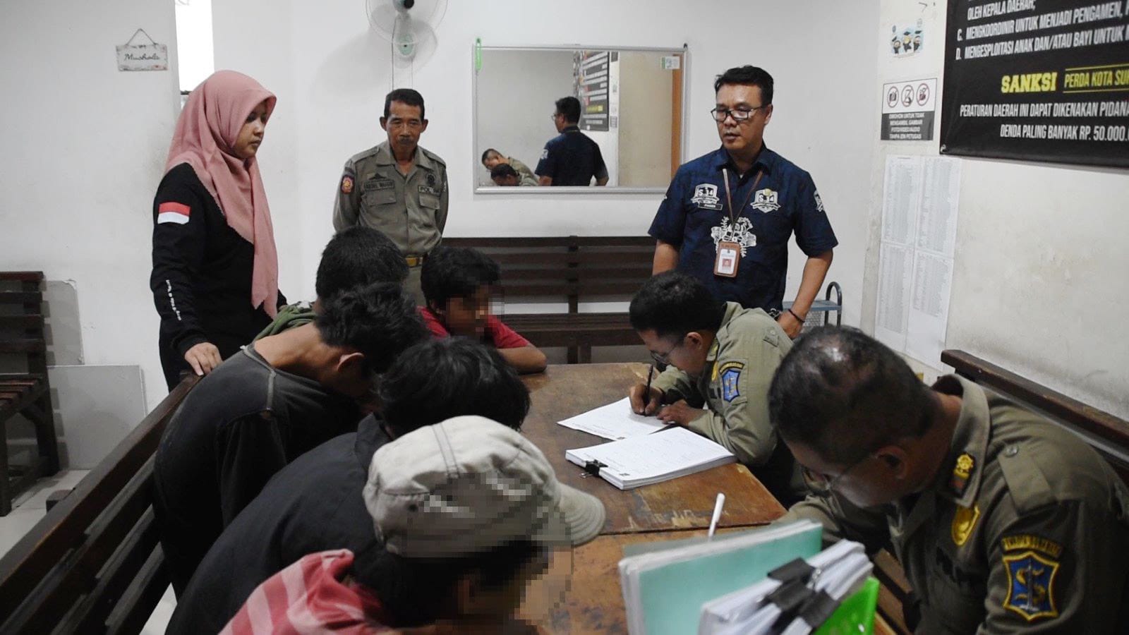 Satpol PP Surabaya Jaring Belasan Anak Nggandol Truk