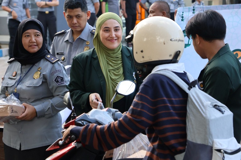 Imigrasi Surabaya Bagikan 100 Paket Takjil, Sebagai Wujud Kepedulian bagi Masyarakat 