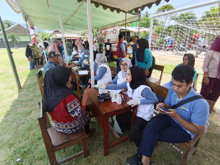 Layanan Kesehatan dan Bazar UMKM Meriahkan Pembukaan TMMD 126 Lebakharjo Malang