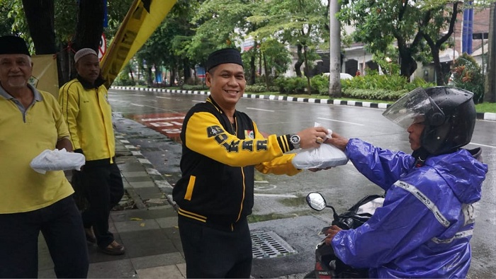 Ramadan 2026, Golkar Surabaya Kembali Turun ke Jalan Bagi Takjil