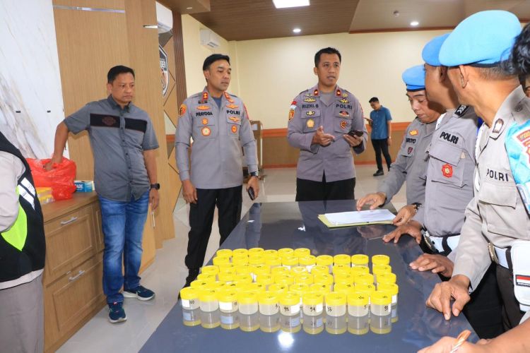 Komitmen Tanpa Toleransi, Polres Ngawi Gelar Tes Urine 179 Personel