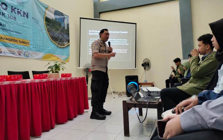 Polsek Tandes Ingatkan Bahaya Judi dan Pinjaman Online dalam Sosialisasi di Karangpoh