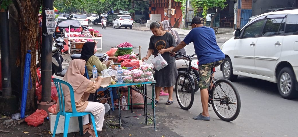 Fenomena Pedagang Bunga Musiman di Jalan Barata Jaya Pertanda Ramadan Semakin Dekat