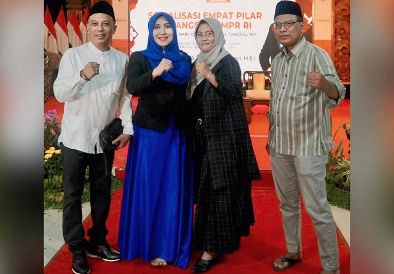 Bikin Pangling! Anggun dengan Rok Biru, Senator Lia Istifhama Tampil Merakyat Tanpa Alas Kaki