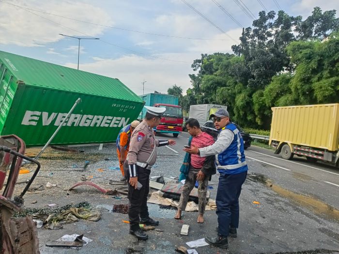 Truk Kontainer Sarat Muatan Tabrak Beton Pembatas Tol, Sopir Diduga Mengantuk