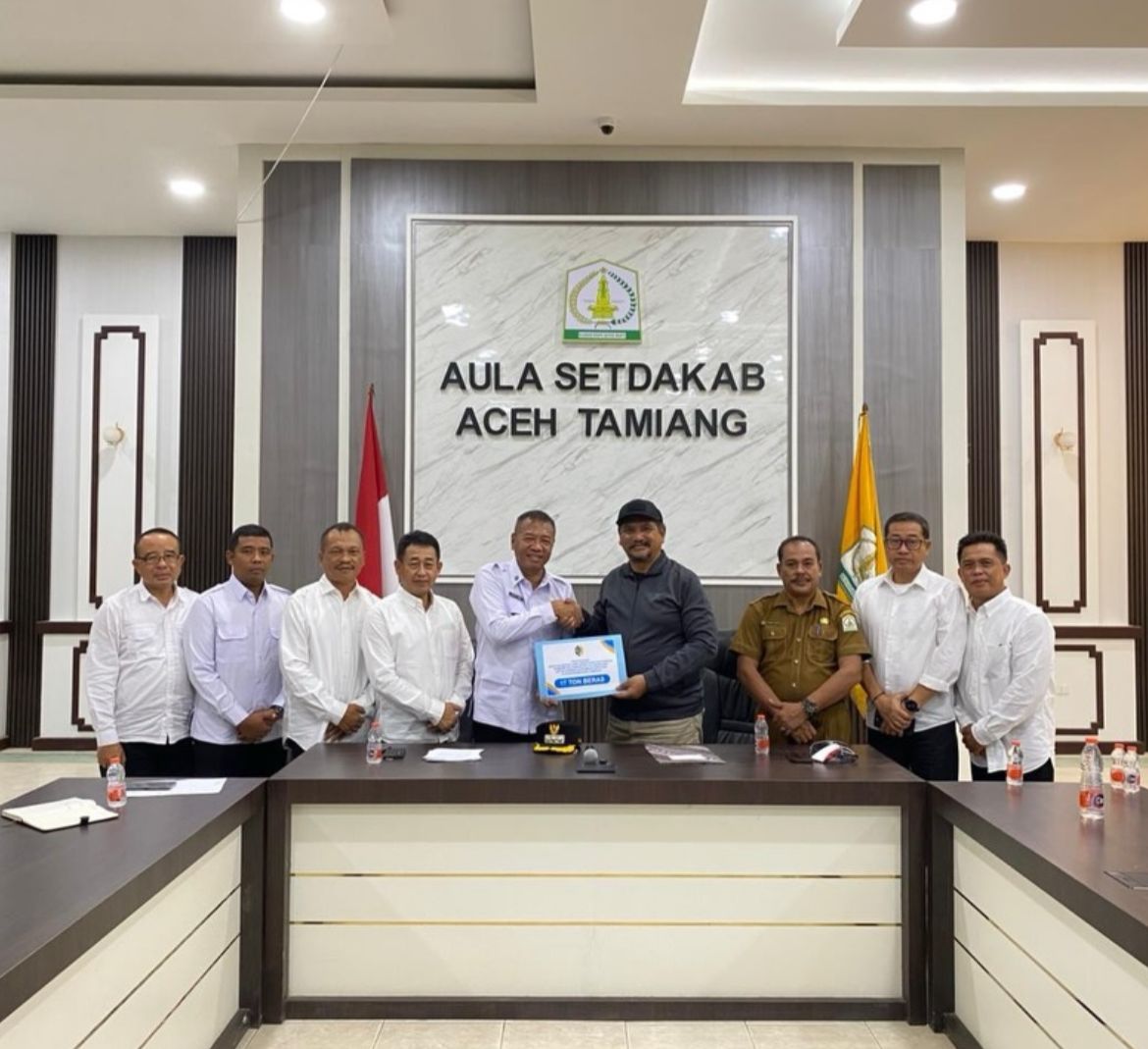 Bupati Tulungagung Serahkan 17 Ton Beras Bantuan untuk Warga Aceh Tamiang
