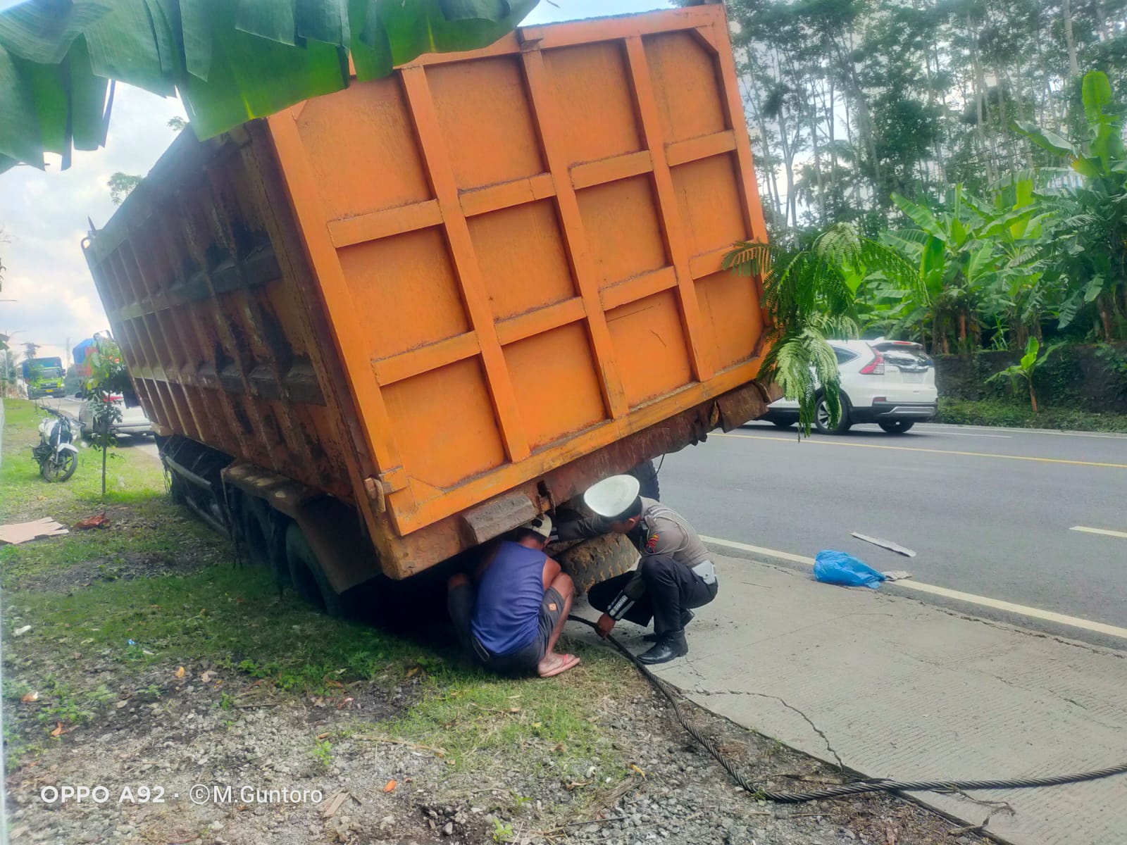 Truk Tronton Mogok di Tanjakan Tegalbangsri, Satlantas Polres Lumajang Turun Tangan