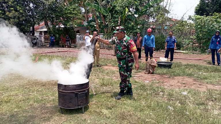 Wujudkan Desa Tangguh Bencana, Babinsa Curahpetung Dampingi Sosialisasi Mitigasi Kebakaran
