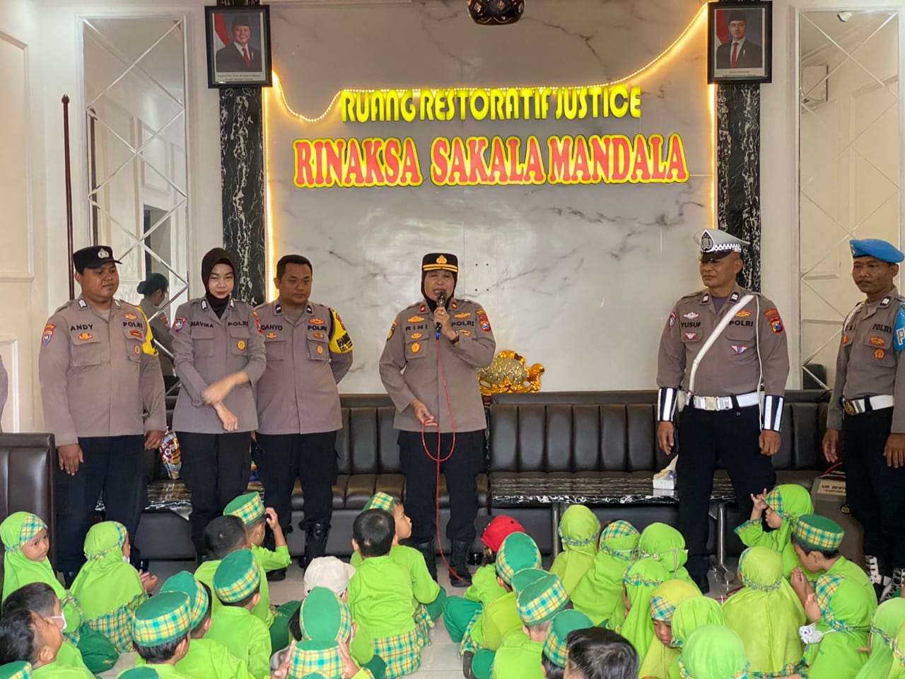 Polsek Karangpilang Kenalkan Profesi Polri dan Tertib Lalu Lintas Sejak Dini kepada Siswa TK Madinah Luhur