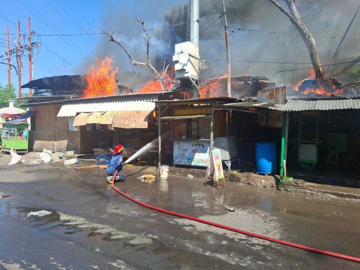 Gudang Rongsokan di Gresik Terbakar Hebat: Warga Panik Ada Ledakan