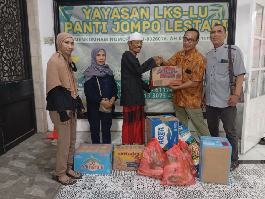 Alumni SMPN 1 Menganti 1989 Berbagi Berkah Ramadan dengan Panti Jompo Lestari Bringkang
