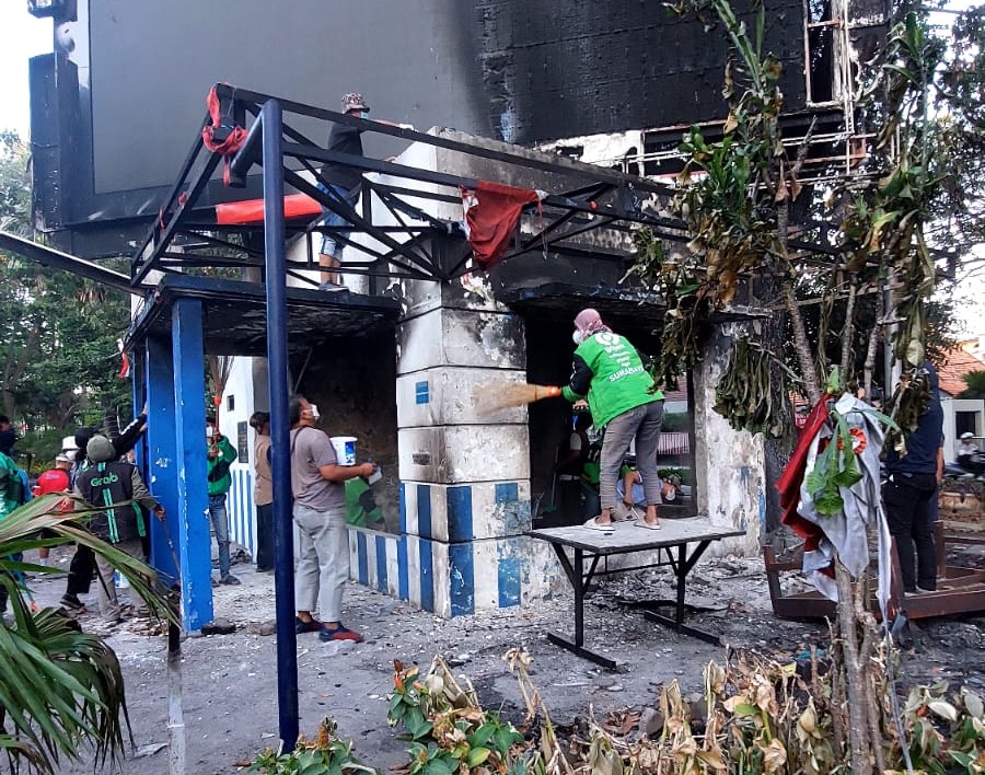 Puluhan Driver Ojol Kompak Bersih-bersih Pos Polisi yang Terbakar Massa Demo