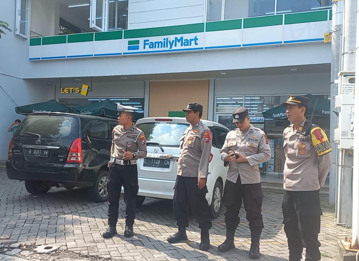 Polsek Sukomanunggal Intensifkan Patroli dan Sambang Mini Market Family Mart Raya Darmo Permai 