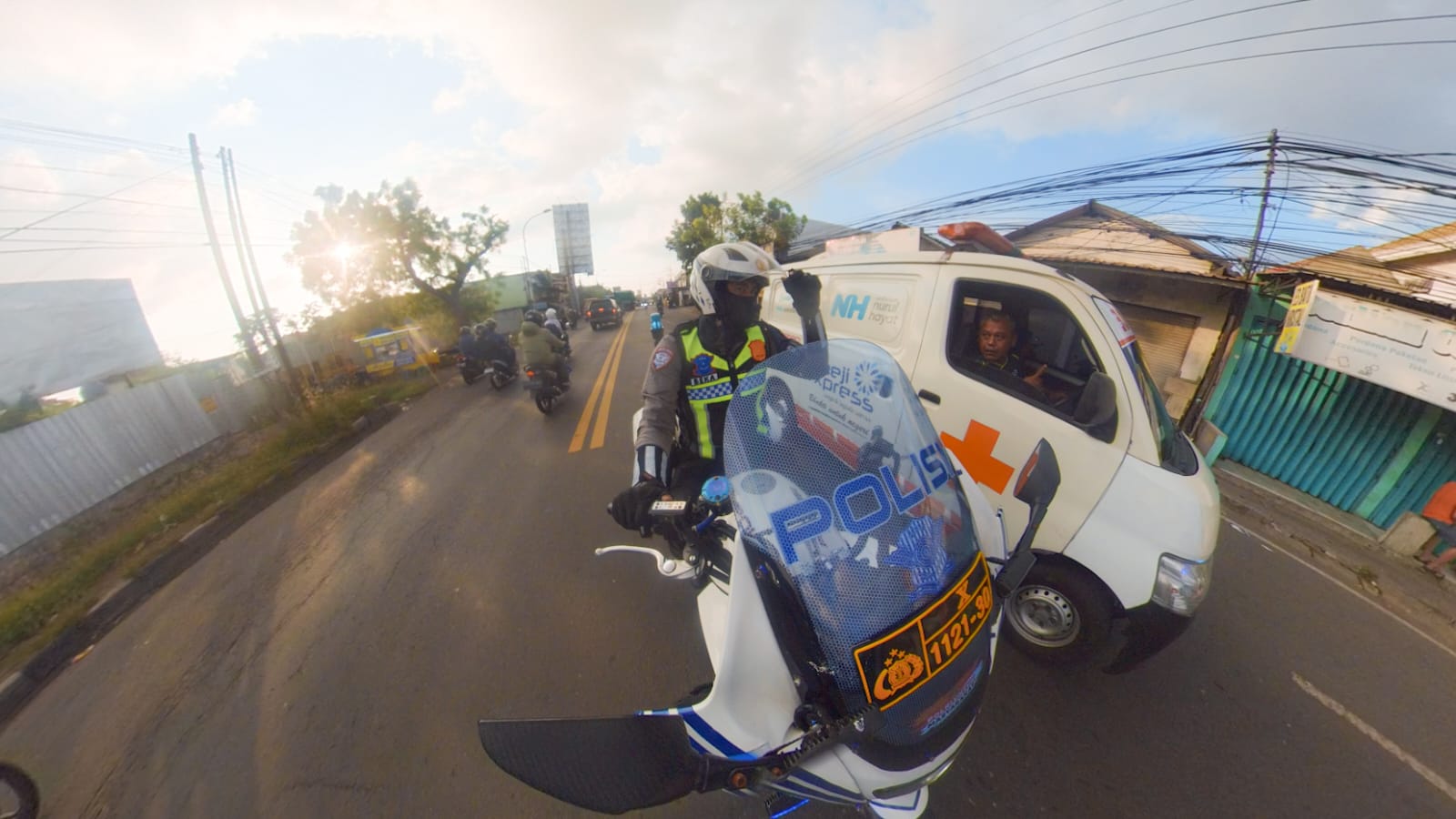 Anggota Satlantas Polres Gresik Bantu Buka Jalan Ambulans