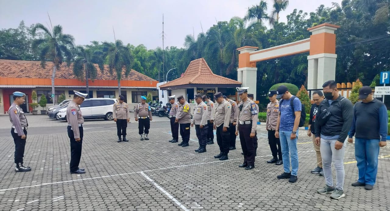 Polsek Gayungan Siagakan Personel Kawal Aksi Unjuk Rasa Buruh di Kantor Disnakertrans Jatim
