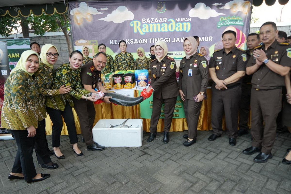 Kejati Jatim Gelar Bazar Ramadan, Lelang Ikan untuk Bantu Korban Gempa di Pulau Bawean