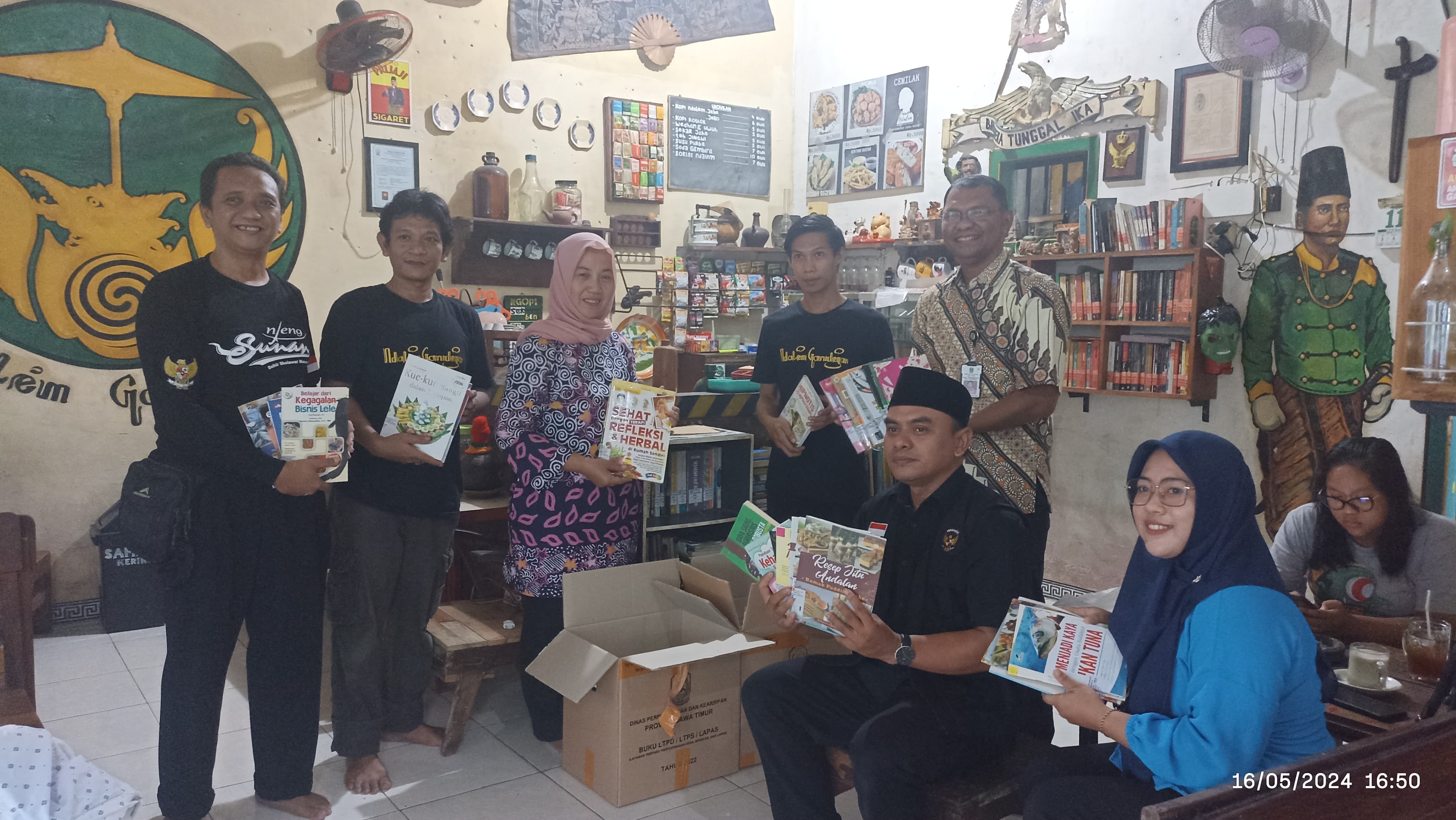 Geliatkan Minat Baca, Disperpusip Jatim Bagikan Pinjam Pakai Ratusan Buku dan Bimlit