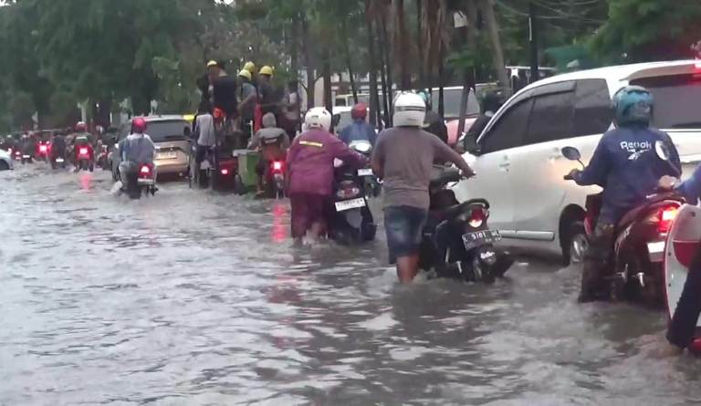 Surabaya Dikepung Banjir, Warga Keluhkan Sistem Drainase: 112 Pohon Tumbang dan Bangunan Roboh