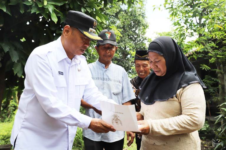 Bedah Rumah di Sumbergempol, Bupati Gatut Sunu Pastikan Warga Tinggal Nyaman