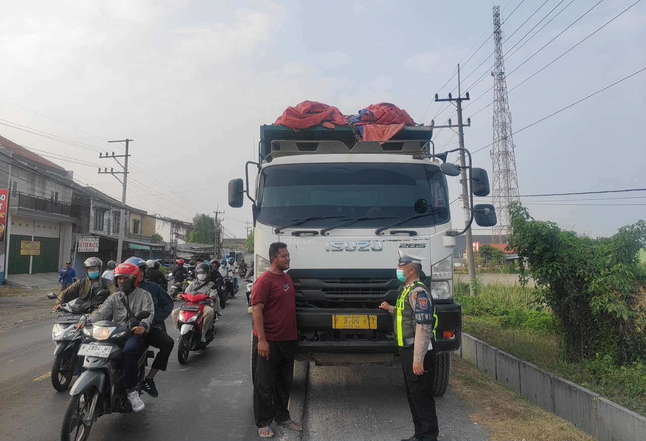 Polisi Mulai Kenakan Tilang Truk Galian C yang Tak Patuhi Jam Operasional di Gresik