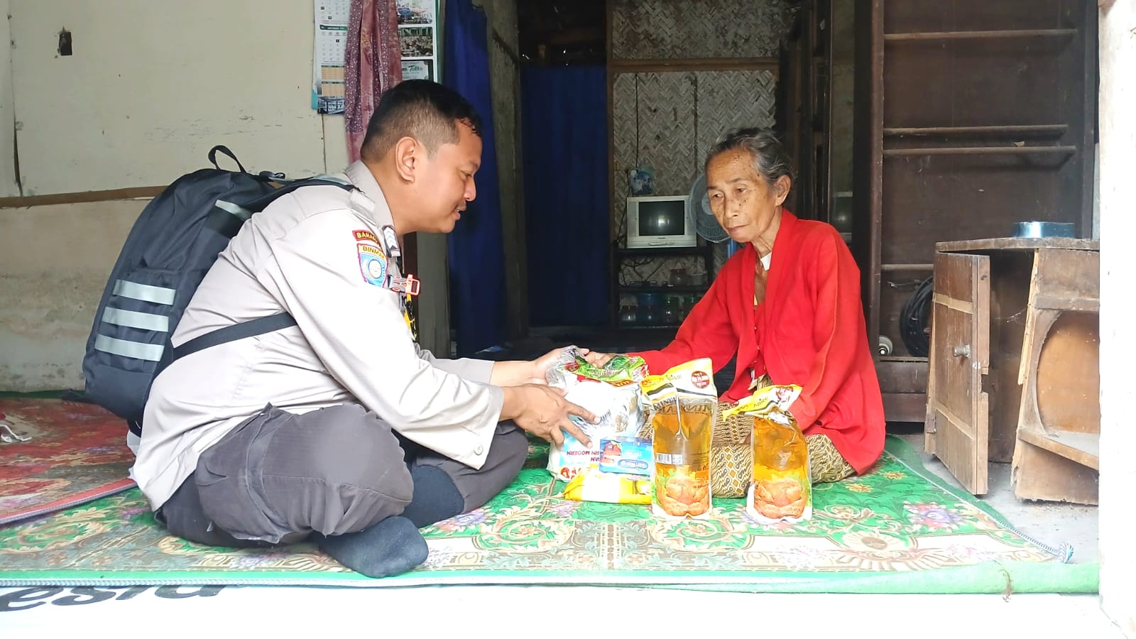 Bhabinkamtibmas Jember Beri Sentuhan Manusiawi, Bantu Janda Sebatang Kara