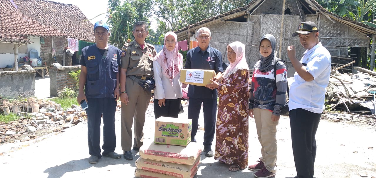 PMI Cabang Jember Serahkan Bantuan Sembako dan Semen