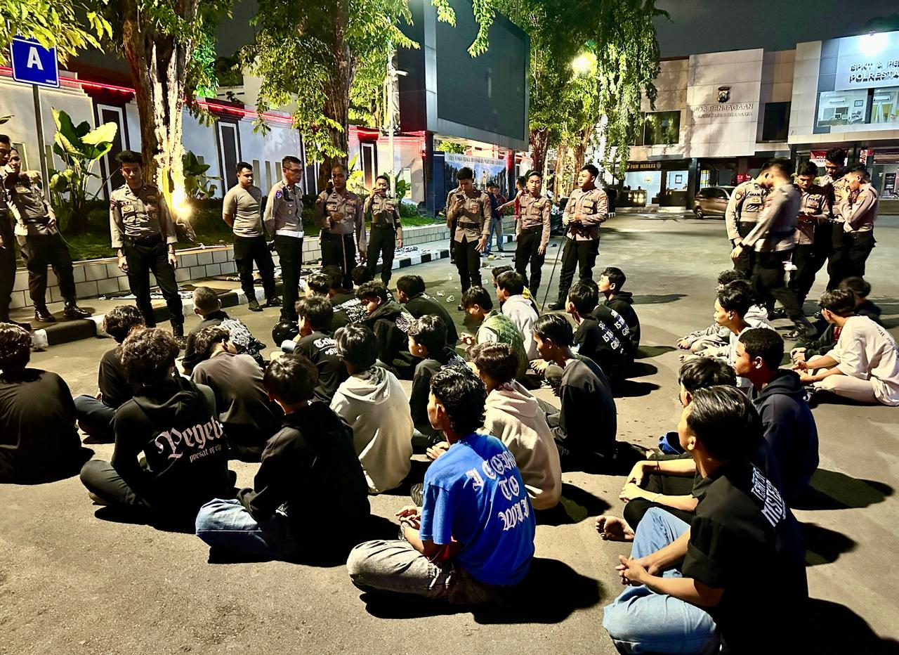 Konvoi Sembari Nyalakan Flare di Depan Grahadi, 34 Pemuda Berpakaian Hitam Diamankan Polisi