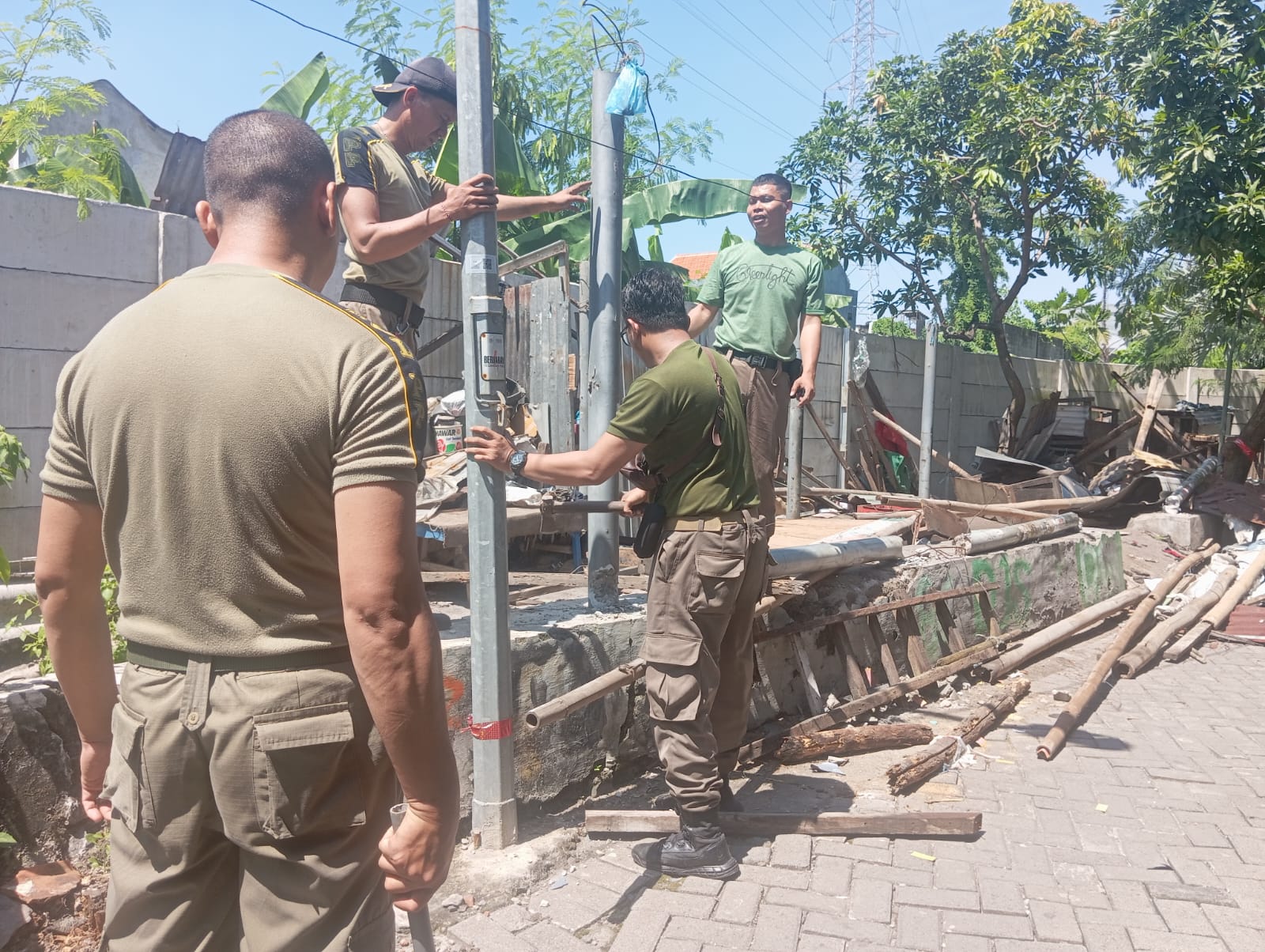 Bangli di Atas Saluran Jalan Kalijudan Dibongkar