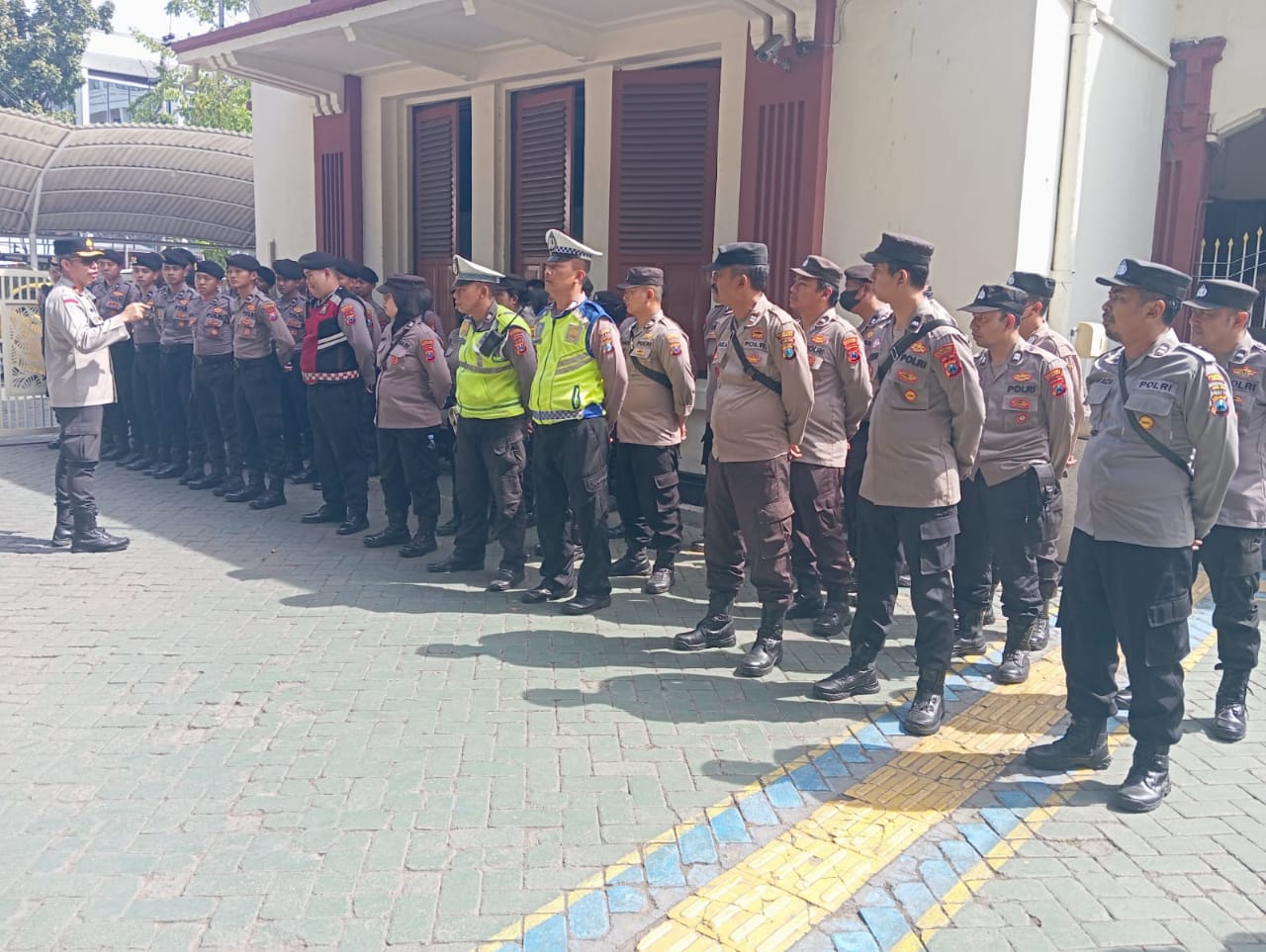 Polsek Sawahan Amankan Unjuk Rasa di Pengadilan Negeri Surabaya