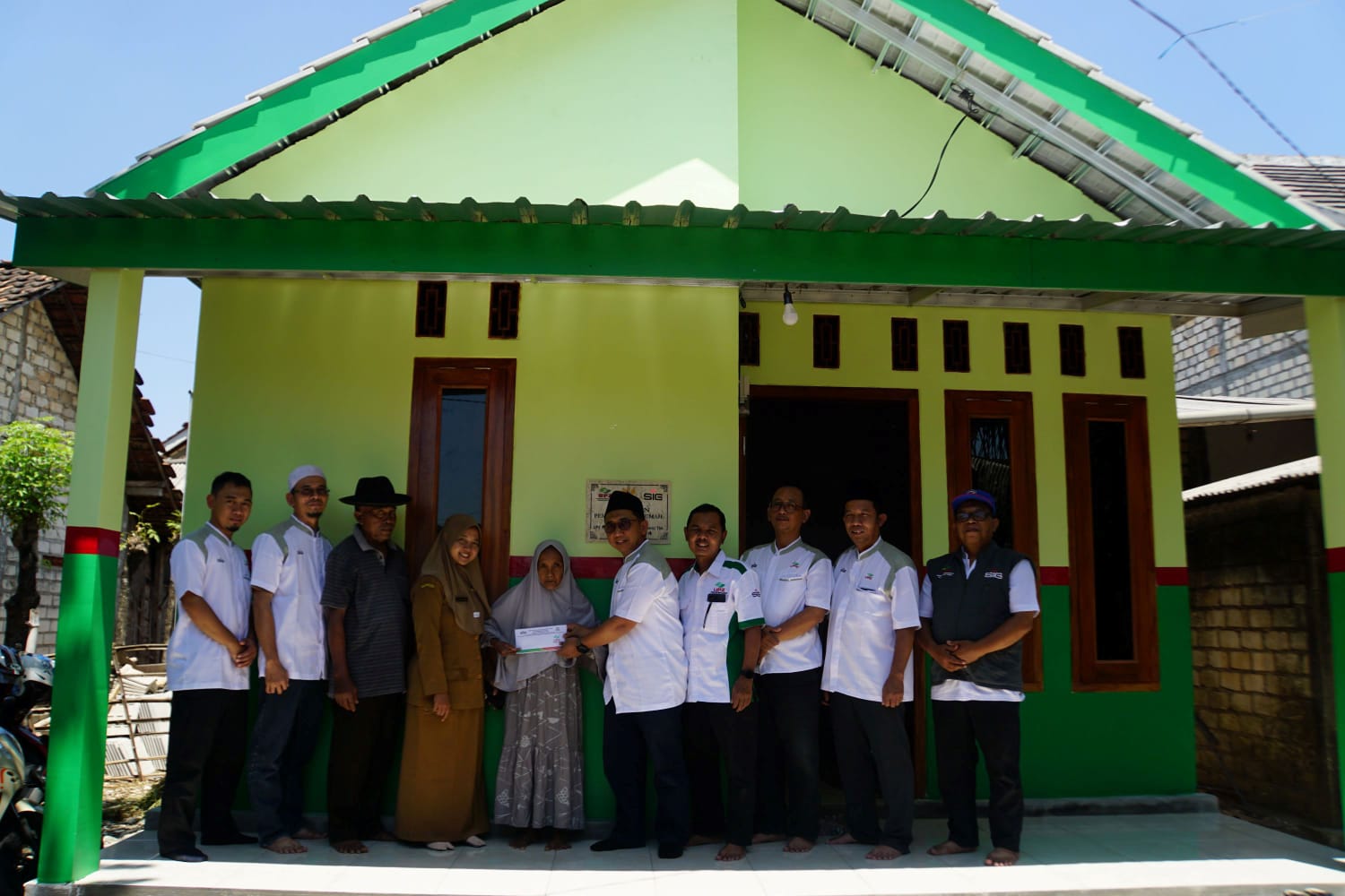 UPZ SIG Pabrik Tuban Berikan Bantuan Renovasi 7 Unit RTLH