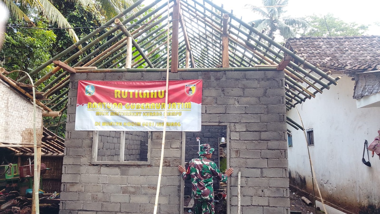  Babinsa Tegalrandu Dampingi Pembangunan Rutilahu, Progres Rumah Warga Capai 24 Persen
