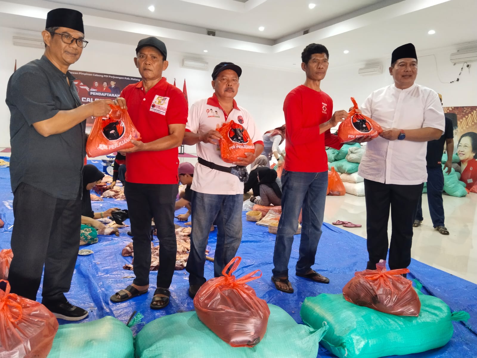 1.900 Paket Sembako Plus Daging Kurban Dibagi DPC PDI Perjuangan