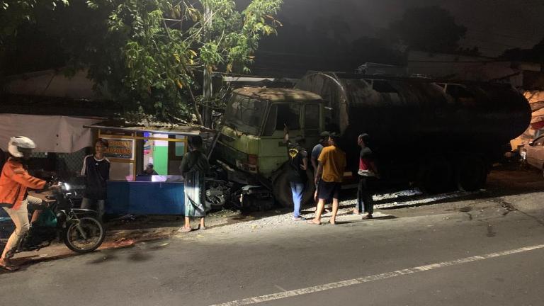 Truk Tangki Rem Blong Tabrak Tiga Motor di Kebomas Gresik