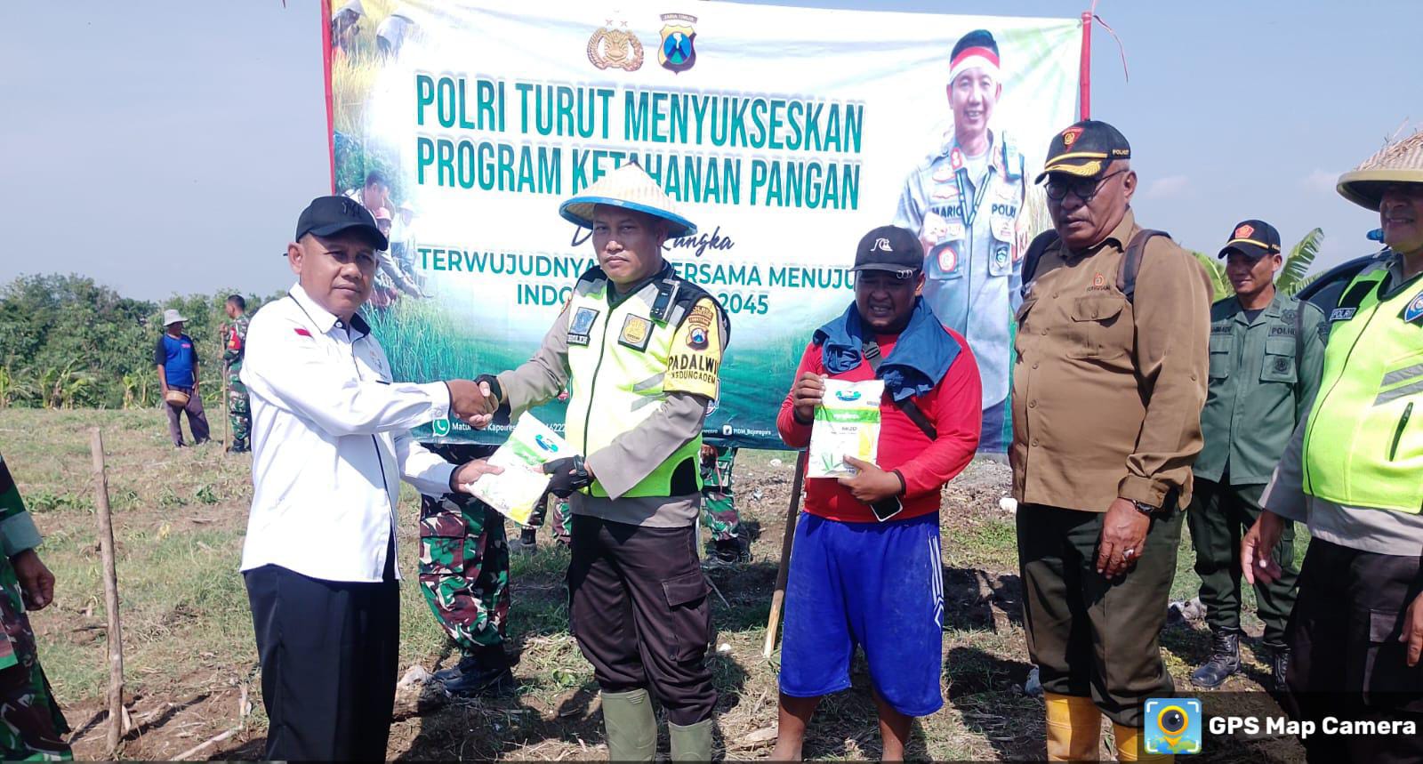 Dukung Ketahanan Pangan, Kapolsek Kedungadem Beri Bantuan Benih Jagung dan Pupuk