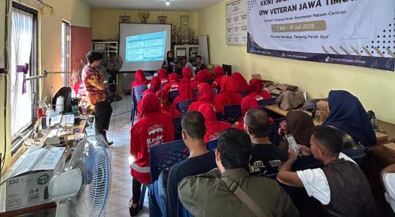 Mahasiswa UPNVJT Ajak Warga Melek Digital, UMKM Tanjung Perak Naik Kelas