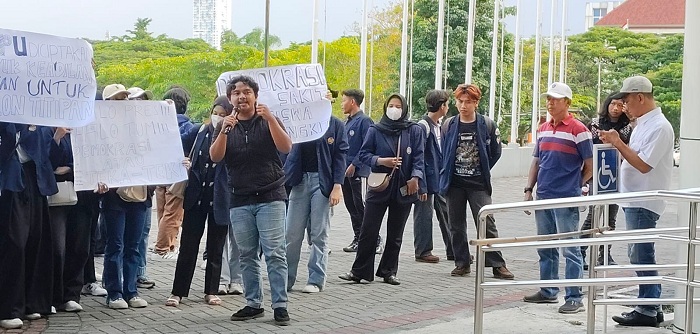 Mahasiswa Unesa Gelar Aksi di Rektorat, Tuntut Kejelasan Pembentukan Penyelenggara Pemira