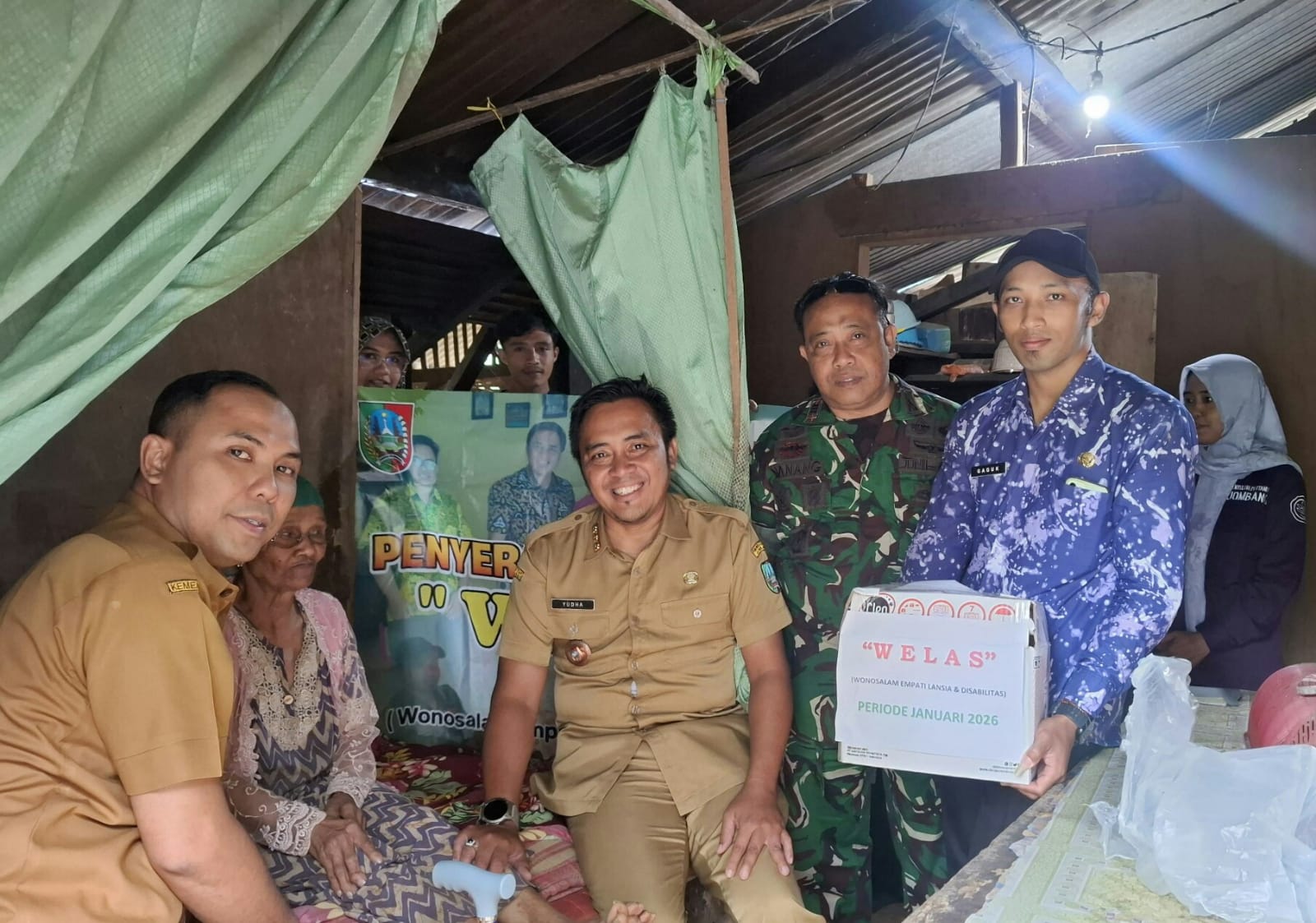 Tim JSC Dinsos Jatim Lakukan Penanganan Lansia Terlantar di Pasar DTC Surabaya