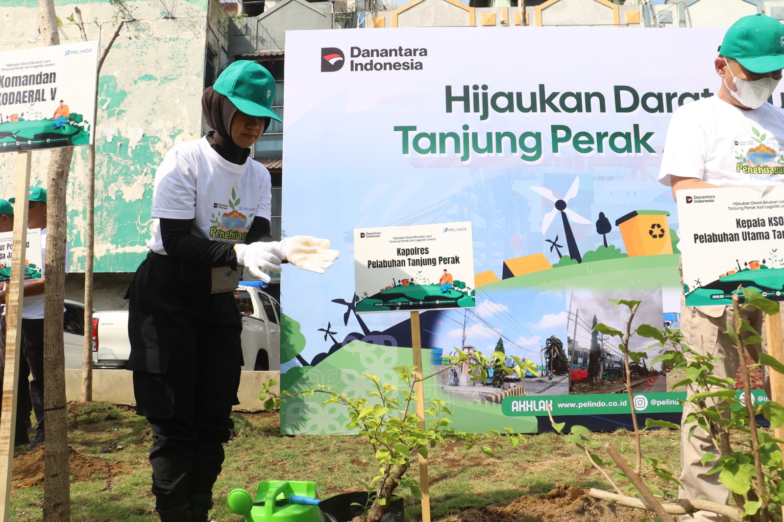 Wakapolres Pelabuhan Tanjung Perak Turun Langsung Tanam Pohon Bersama Stakeholder Maritim