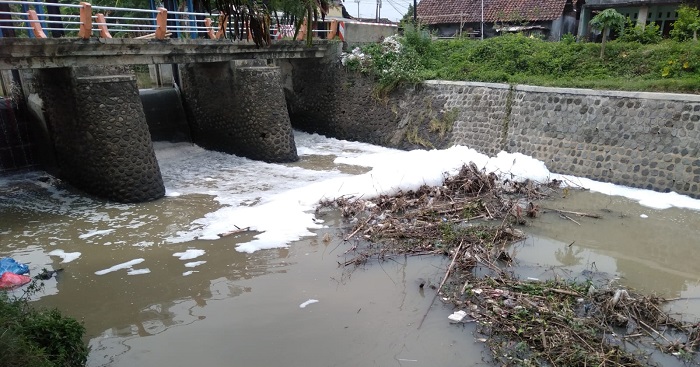 Diduga Tercemar Limbah, Sungai di Desa Balongmasin Mojokerto Dipenuhi Gumpalan Busa