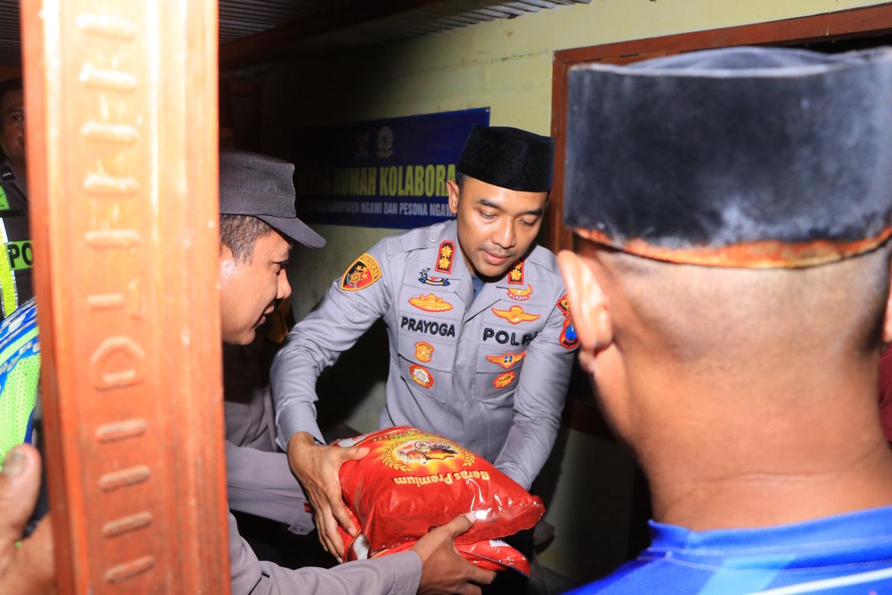 Ramadan Peduli, Kapolres Ngawi Berbagi Pada Warga di Kedunggalar
