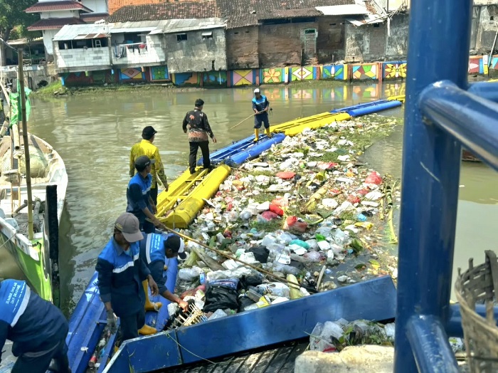 Sampah Sungai Gembong Pasuruan Capai 1 Ton Sehari, Pemkot Pasang Trashboom