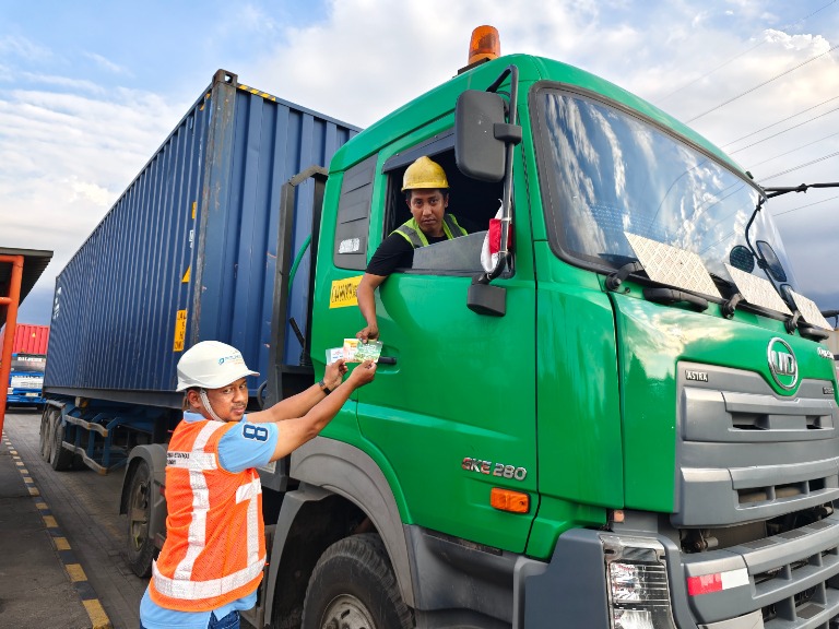 Perkuat Budaya Tata Kelola, Terminal Petikemas Surabaya Sosialisasikan GCG kepada Sopir Truk