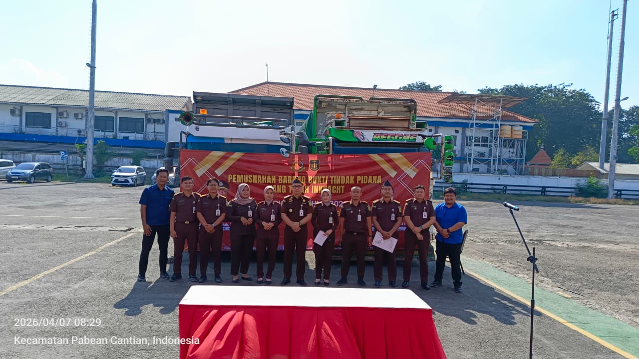 Kejari Tanjung Perak Musnahkan 100 Ton Pupuk Ilegal