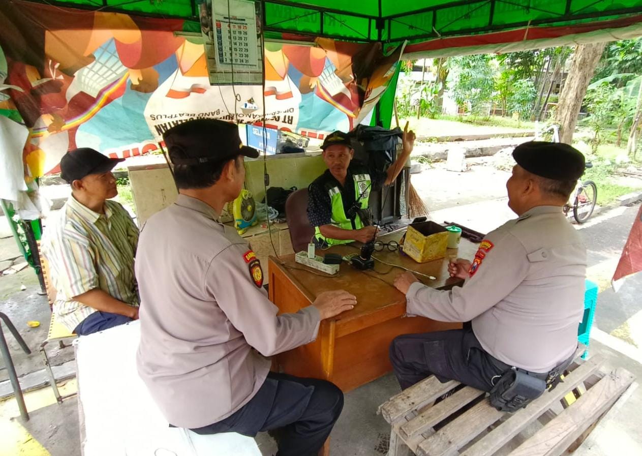 Tingkatkan Keamanan Permukiman, Polsek Wonocolo Gelar Patroli Dialogis di Jemursari