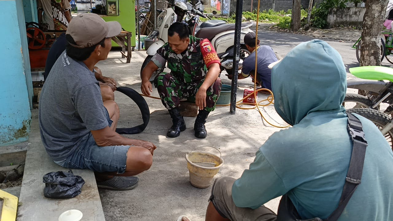 Dekatkan Diri dengan Warga, Babinsa Grati Gelar Komsos