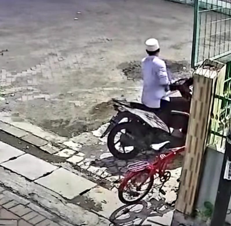 Nyaru Jadi Jemaah, Maling Motor Gasak Beat di Tambak Segaran