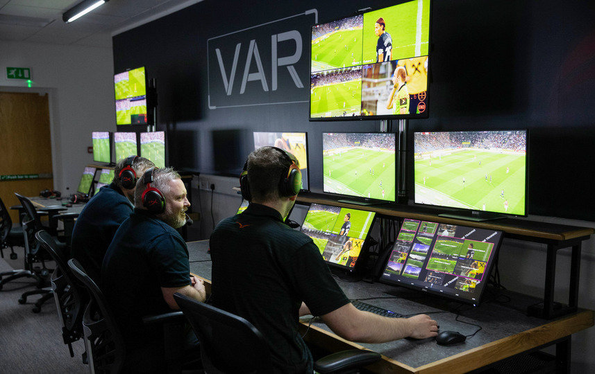 Kontroversi VAR, Dampak Teknologi dalam Sepak Bola Modern